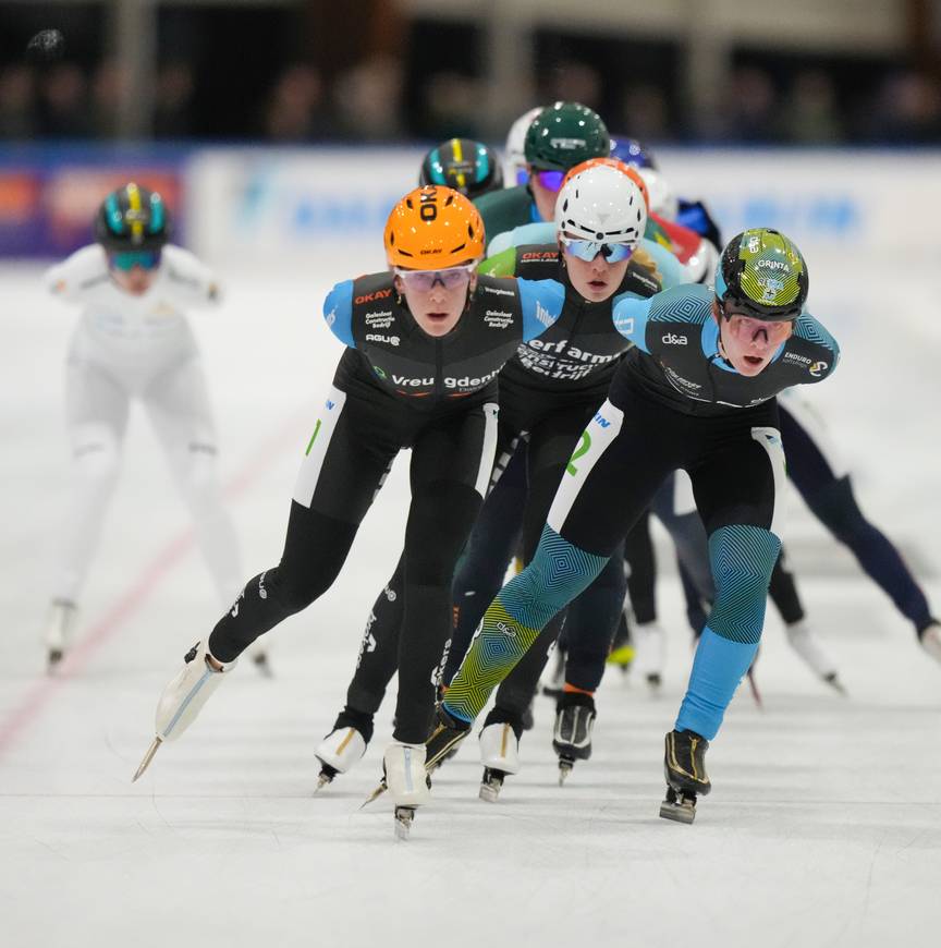 Paula Konijn (rechts) bij de marathon in Leeuwarden