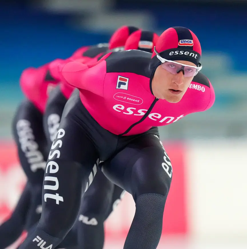 Beau Snellink in het nieuwe magentakleurige pak van Team Essent