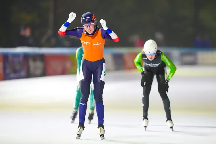 Merel Conijn komt als eerste over de streep in Amsterdam.