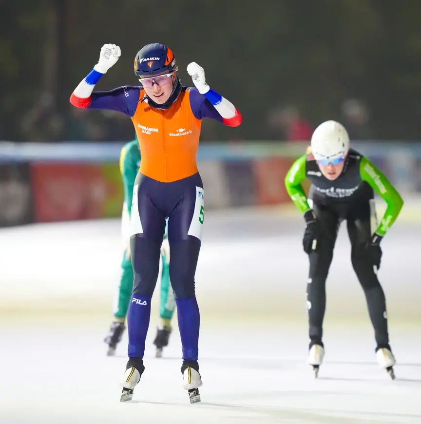 Merel Conijn komt als eerste over de streep in Amsterdam.