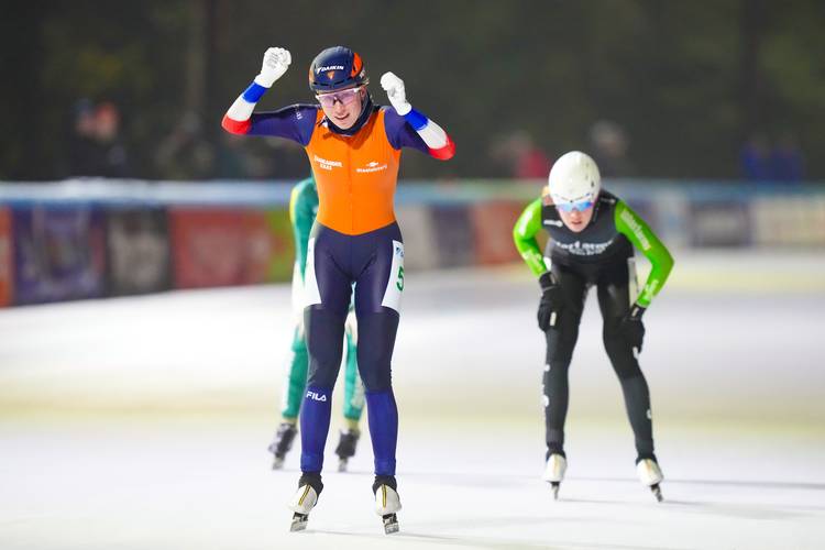 Merel Conijn komt als eerste over de streep in Amsterdam.