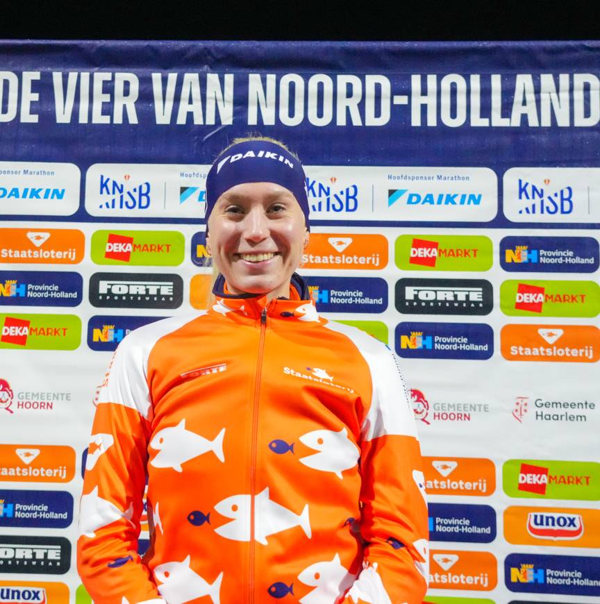 In het vissenpak, bestemd voor de leider in het klassement van de Vierdaagse van Noord-Holland.