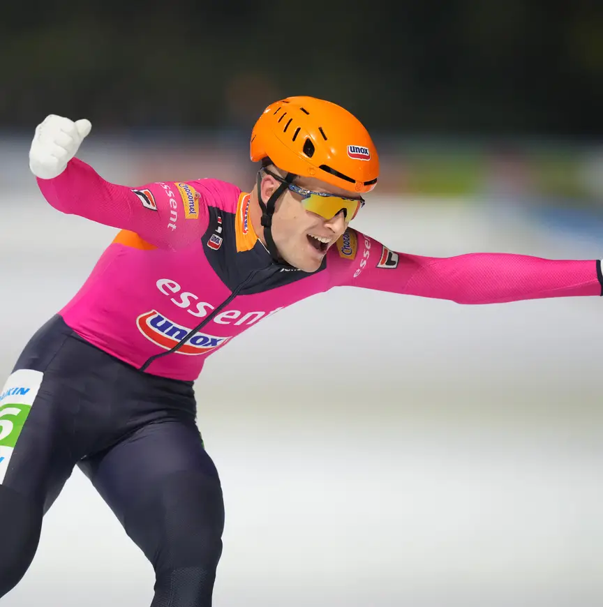 Remco Stam komt juichend over de streep op de Jaap Eden-baan.