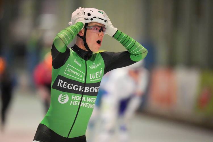 Jorian ten Cate grijpt met de handen naar het hoofd