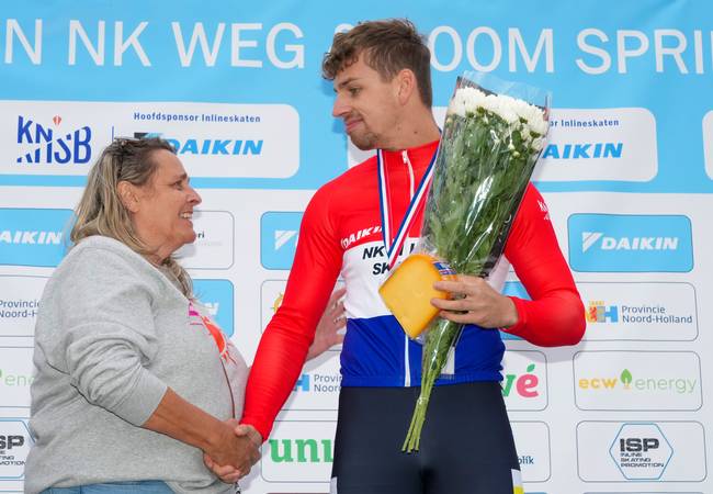 Glenn Nijenhuis krijgt het rood-wit-blauw uitgereikt door zijn moeder