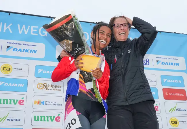 Lataesha Narain krijgt de trui uitgereikt door haar moeder