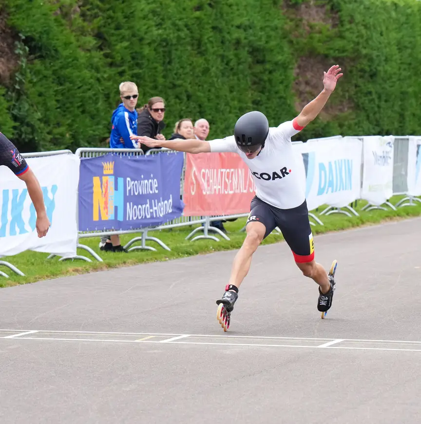 Glenn Nijenhuis (links) wint de one lap op het NK in Medemblik