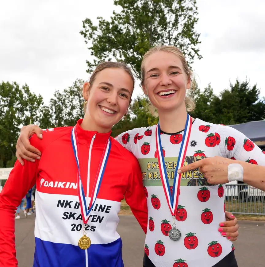 Sofia Schilder (links) en Jet Fransen met hun medailles van de puntenkoers