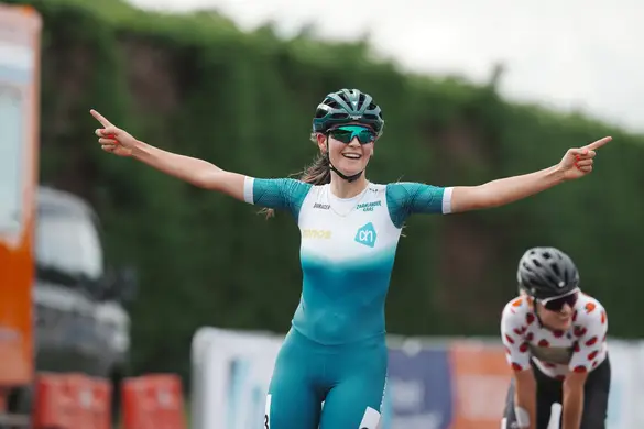 Sofia Schilder wint de puntenkoers op het NK in Medemblik