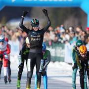 Esther Kiel komt uitbundig over de finish bij winst ONK 2025