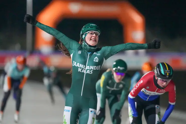 Op het natuurijs van Winterswijk pakt Sofia Schilder haar eerste overwinning