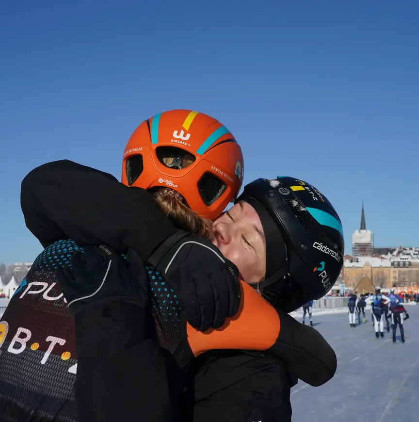 Esther Kiel geeft de kroon door aan Veerle van Koppen