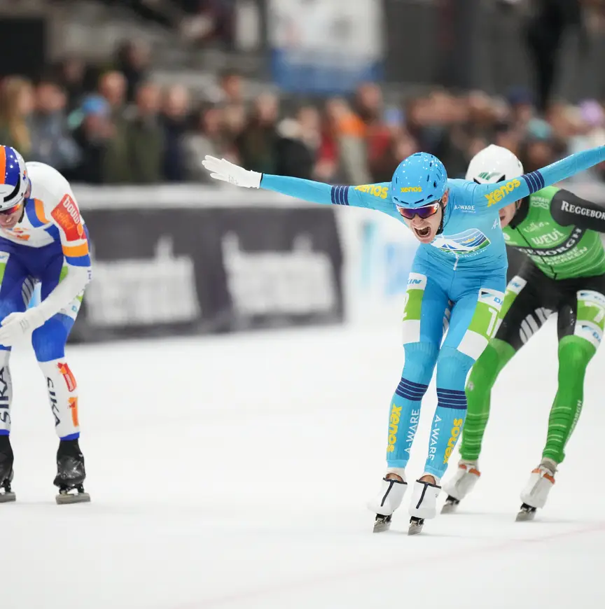 Daan Gelling komt al juichend over de finish