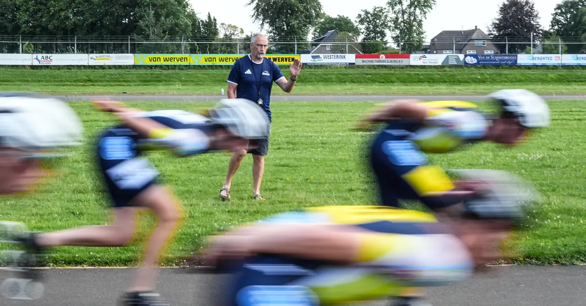 De Vries and Hijlkema Begin New Roles in Marathon Skating Team A6