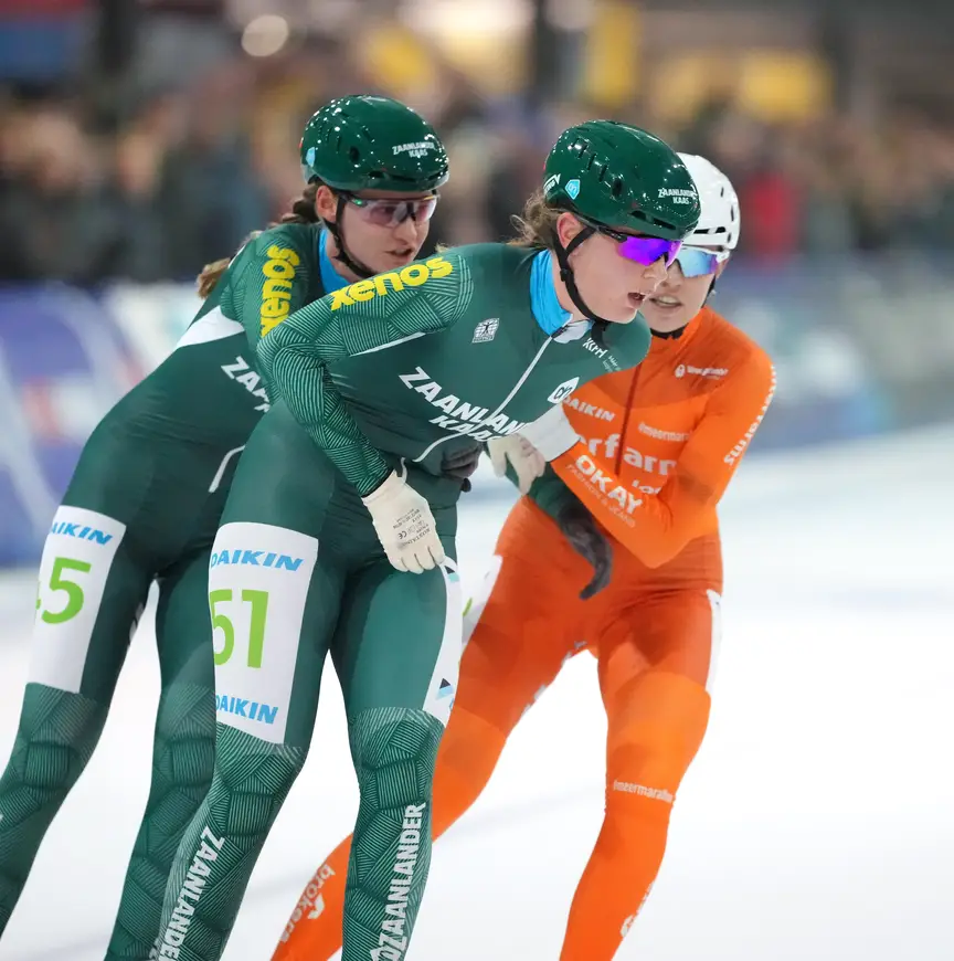 Bente Kerkhoff en Kim Talsma vechten om de rug van Maaike Verweij