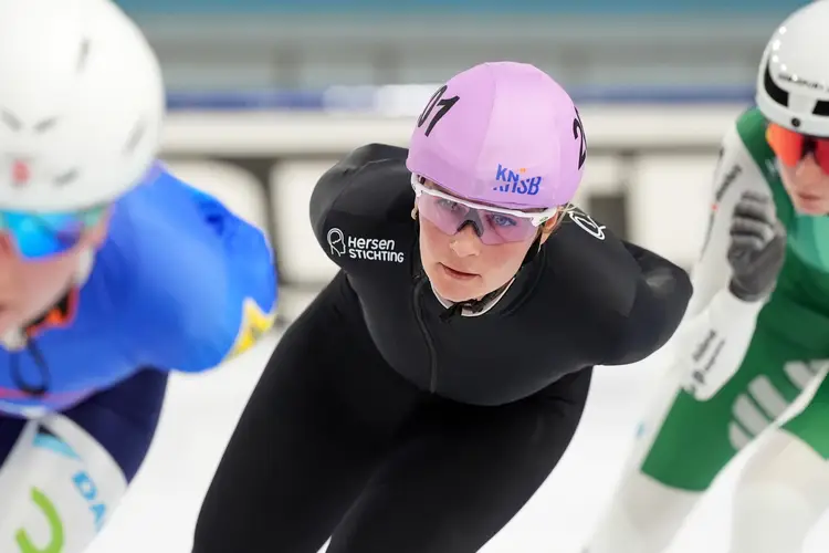 Irene Schouten verscholen in het peloton