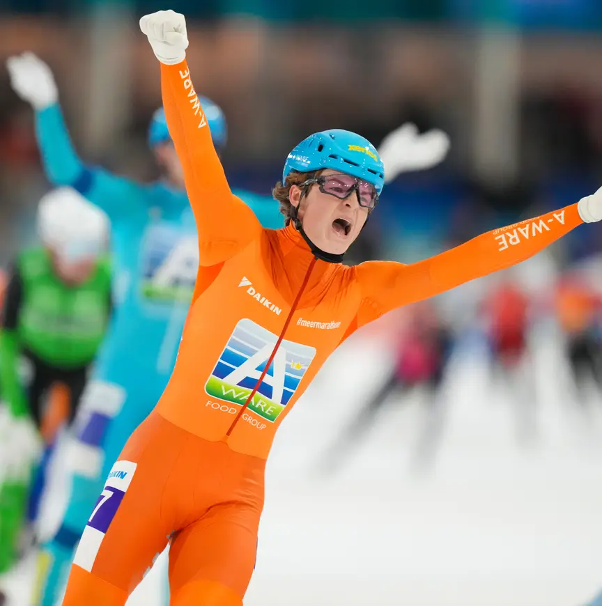 Chris de Velde juicht in Heerenveen