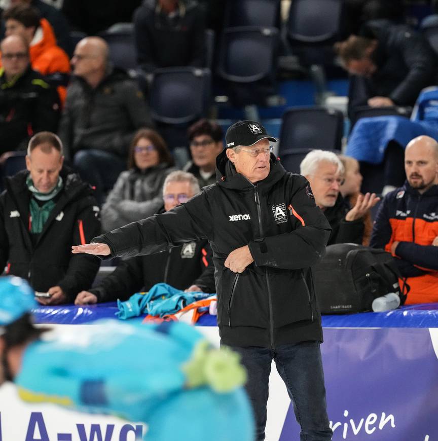Jillert Anema coacht tijdens de marathon in Heerenveen