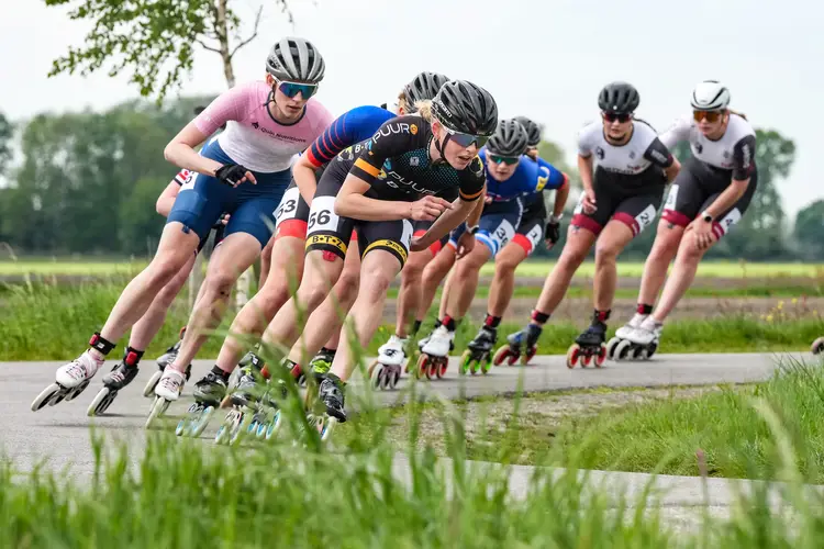 Peloton onder leiding van Vera van Ditshuizen