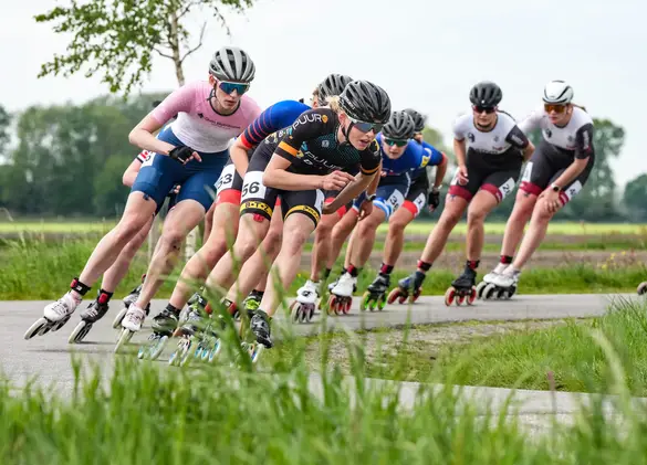 Peloton onder leiding van Vera van Ditshuizen