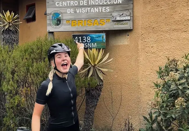 Janne Berkhout poseert enthousiast voor een bord