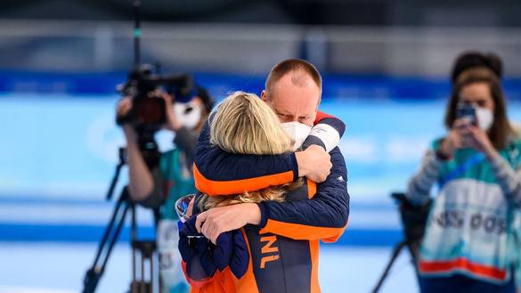 Erik Wink geeft een knuffel aan Irene Schouten na de 5 kilometer