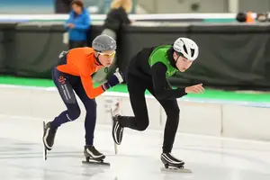Justin van Velde op kop in het groen van Team Reggeborgh