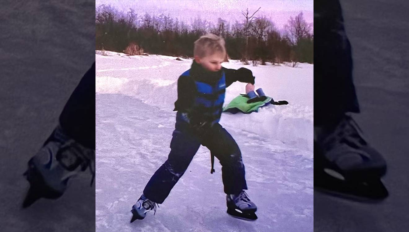 Jonge Jordan Stolz op de bevroren vijver in de achtertuin.