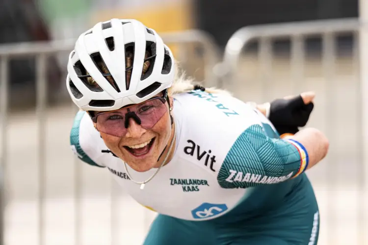 Marijke Groenewoud in haar nopjes op wielen