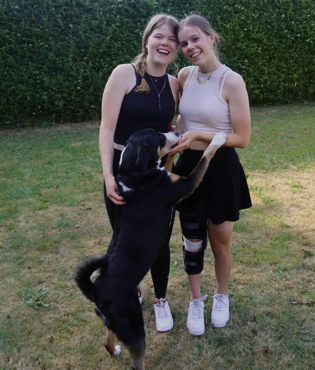 Patricia met haar jongere zus Stefanie en hond