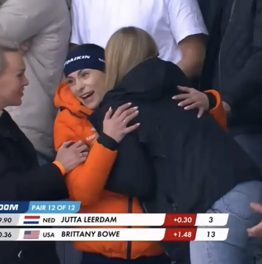 Op de tribune van Hamar feliciteert Margriet Femke met haar tweede plek