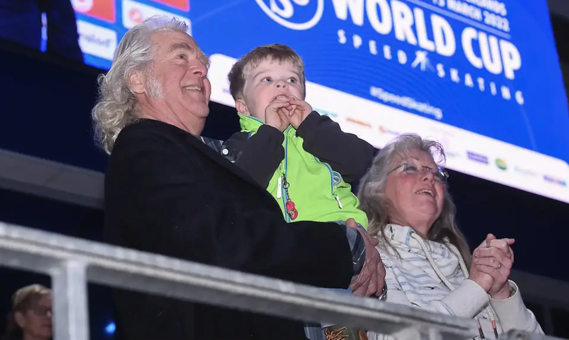 Anne en Japke Bergsma met kleinzoon Brent op tribune