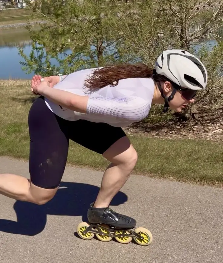 Sofia Thorup trainend op inlineskates