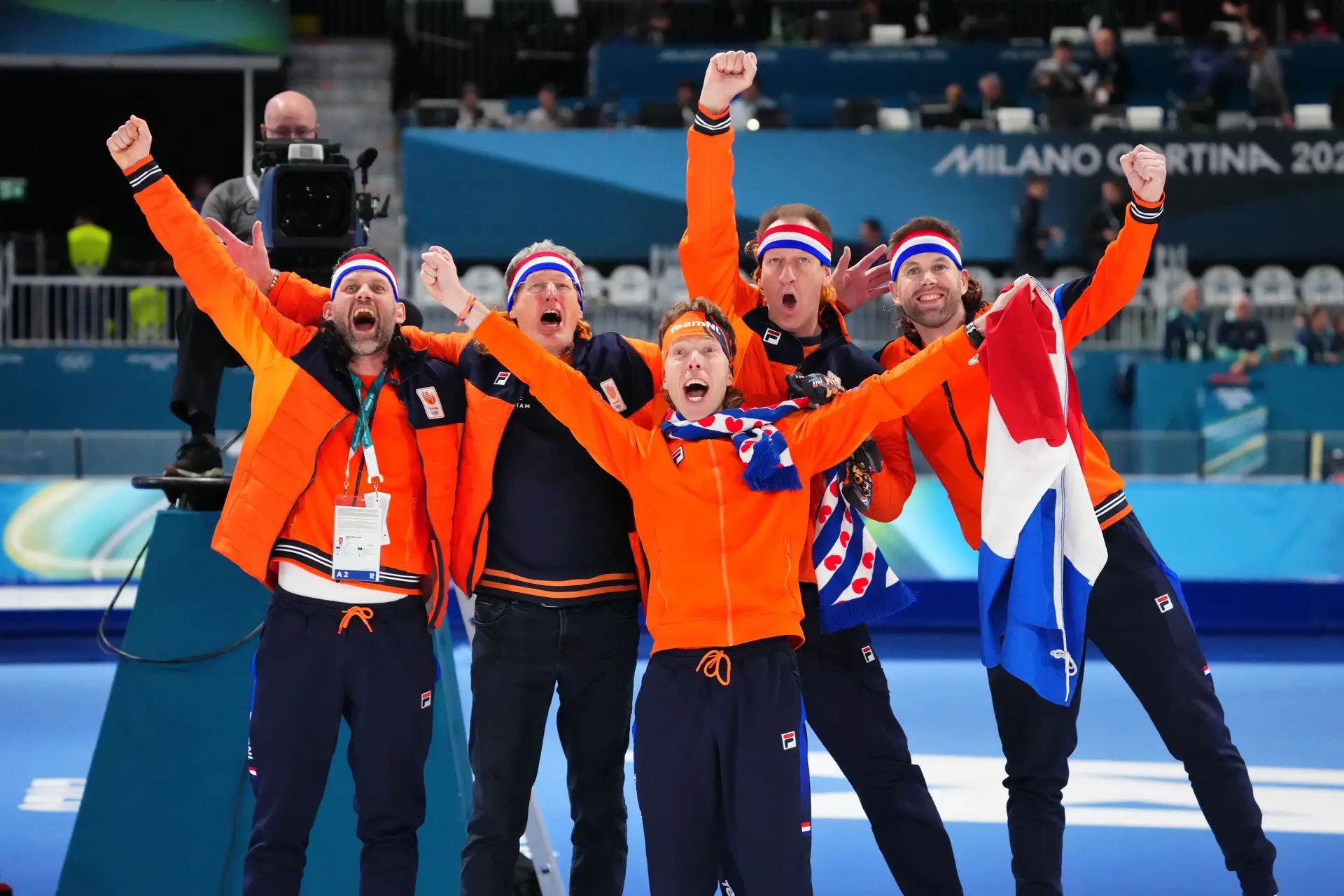 Jorrit Bergsma en staff met matties na goud op mass start