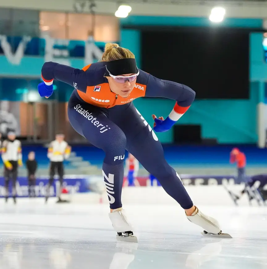 Op het drukke ijs werkt Jutta aan de laatste details richting het weekend.