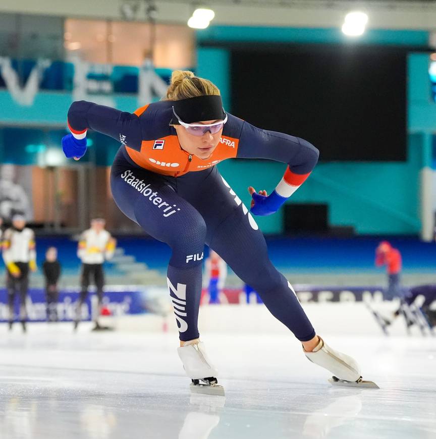 Op het drukke ijs werkt Jutta aan de laatste details richting het weekend.