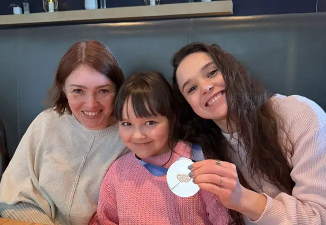 Sofia Thorup met haar moeder en zusje
