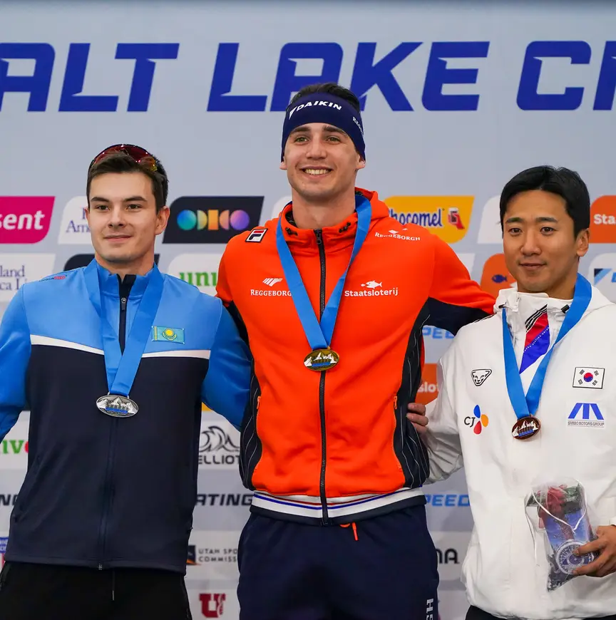 Het 500m podium van links naar rechts: Yevgeniy Koshkin, Jenning De Boo, Jun-Ho Kim