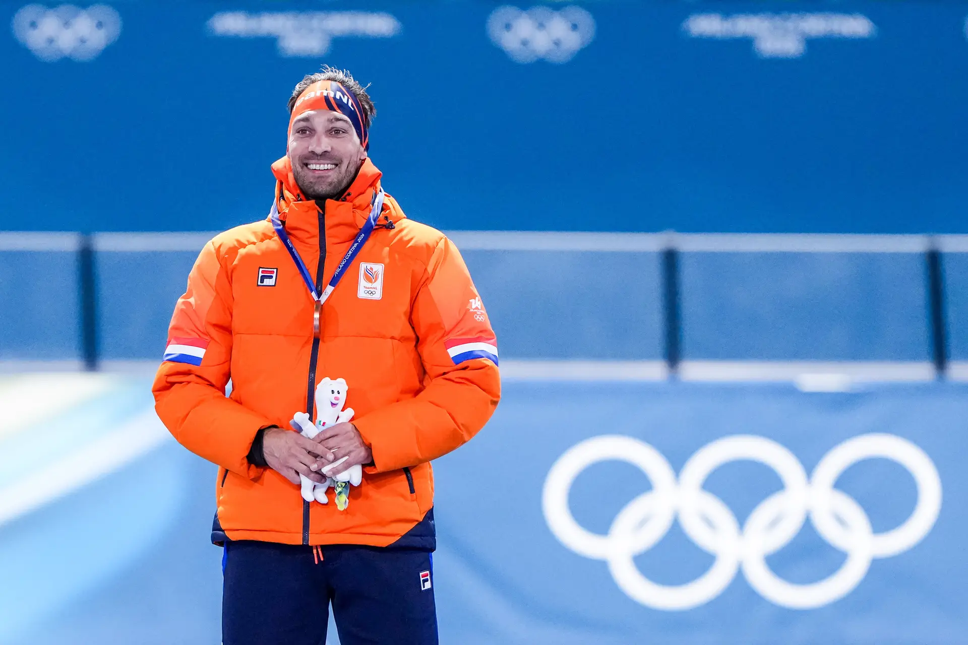 Kjeld Nuis met olympisch brons op het podium in Milaan