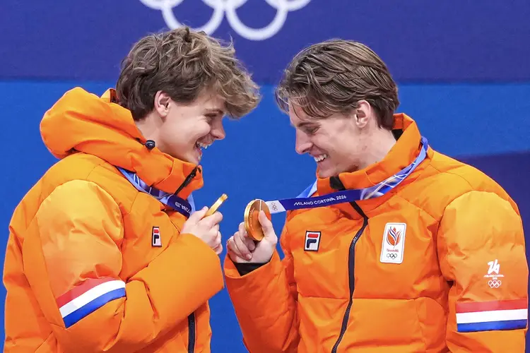 Melle en Jens met hun gouden medaille samen op het podium