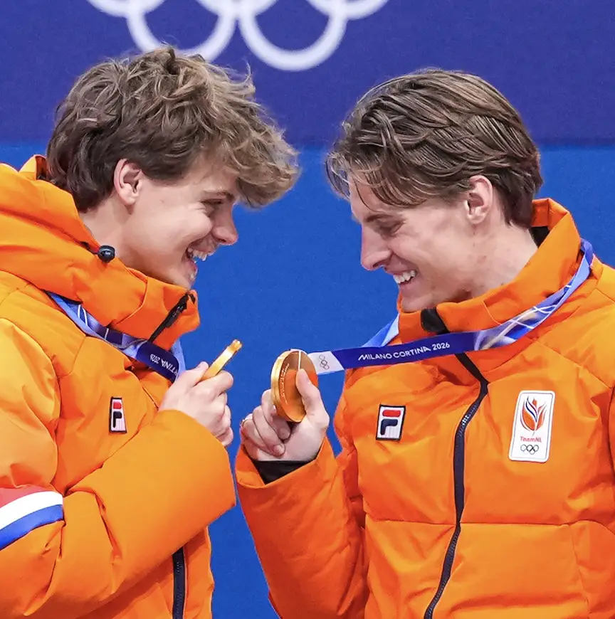 Melle en Jens met hun gouden medaille samen op het podium