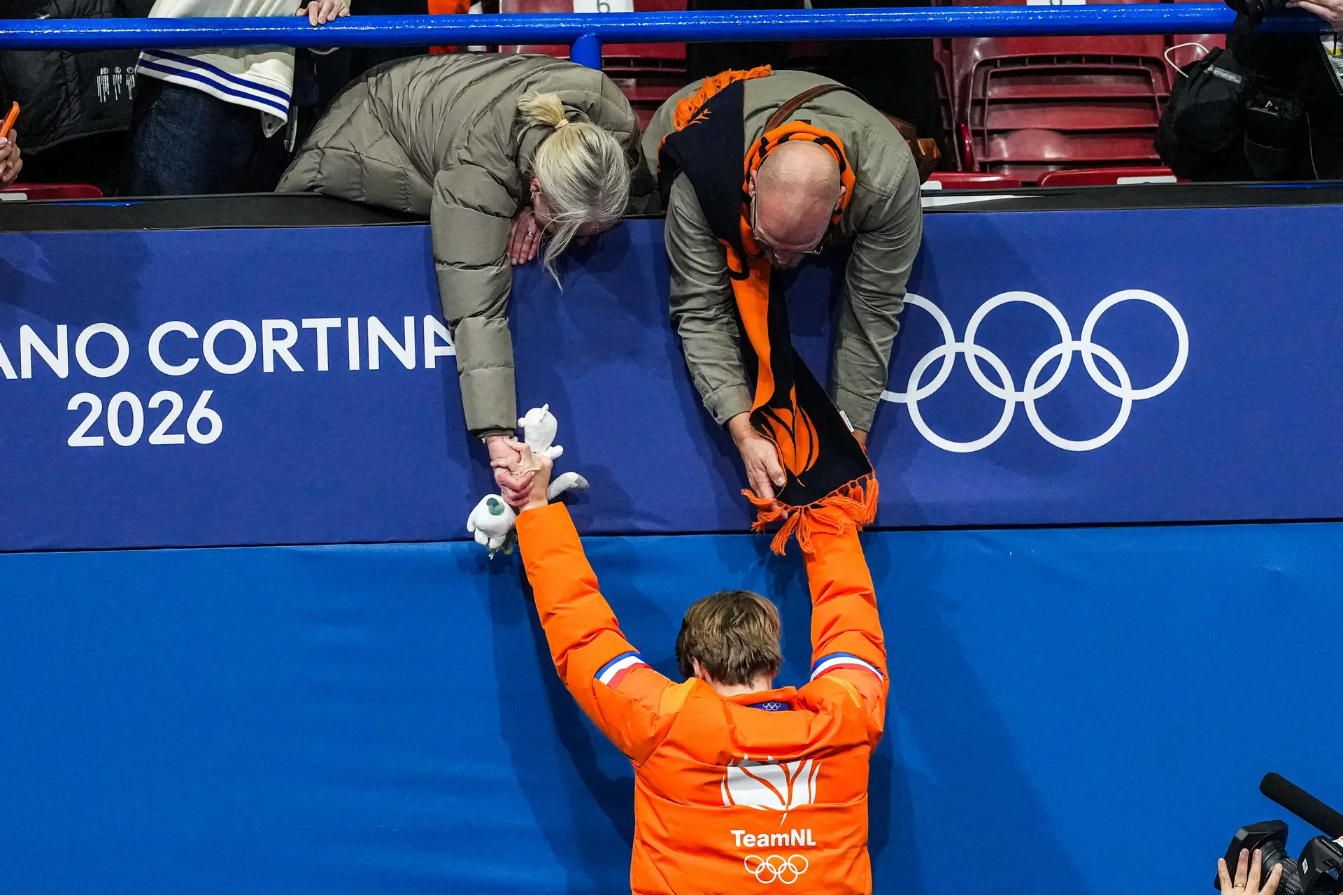 Jens van 't Wout vastgehouden door zijn ouders op de tribune in Milaan