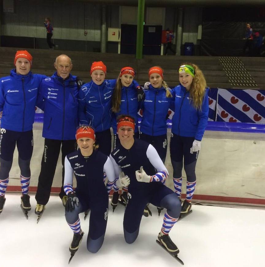 Femke en Margriet met coach Frits en hun teamgenoten bij Gewest Friesland