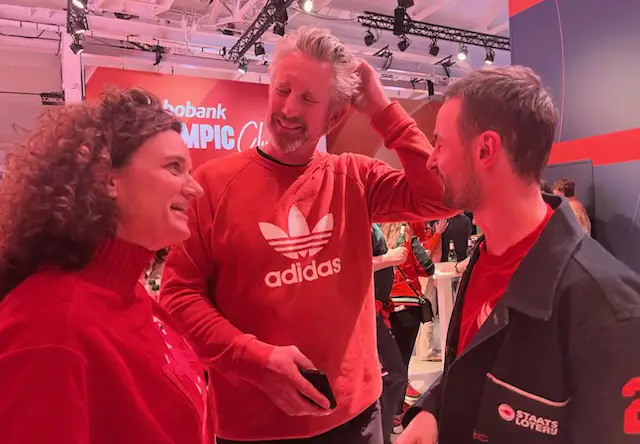 Itzhak de Laat met Edwin en Annemarie van der Sar