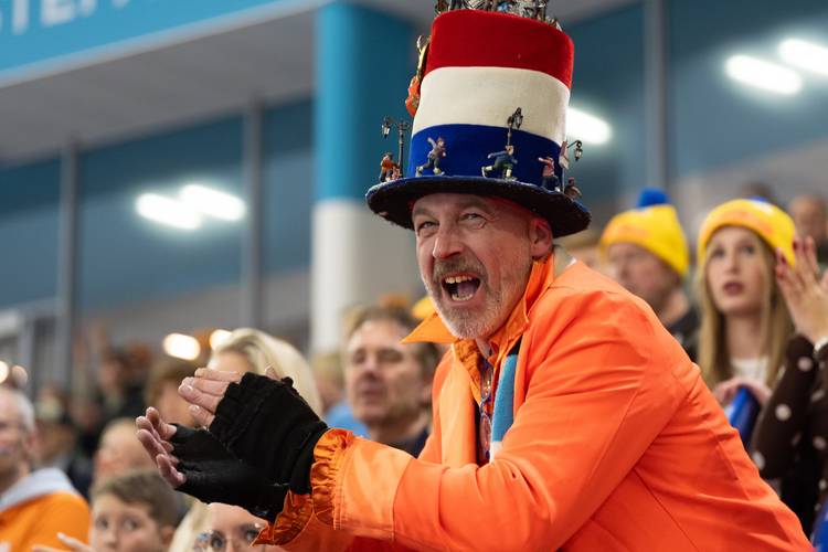 Schaatsfan man met hoed