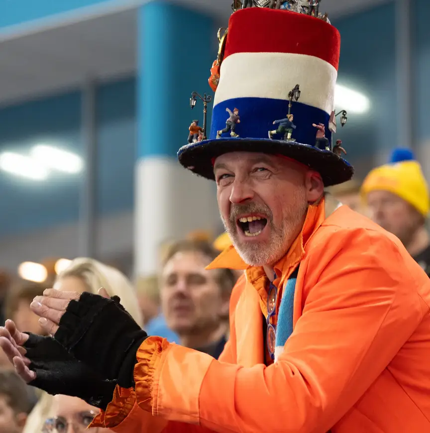 Schaatsfan man met hoed