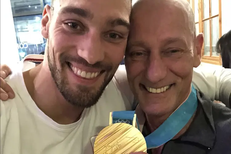 Kjeld Nuis en vader Roland Nuis met olympisch gouden plak