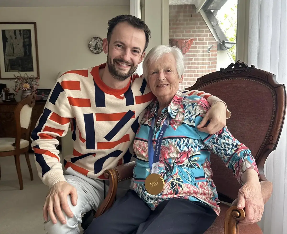 Itzhak de Laat showt zijn olympisch gouden medaille aan oma