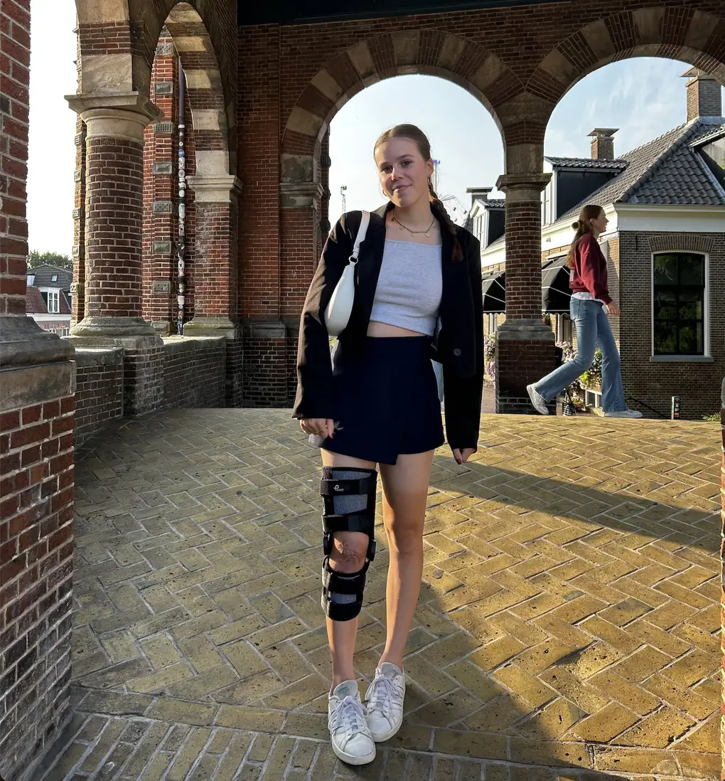 Patricia Koot voor de eerste keer buiten huis zonder krukken