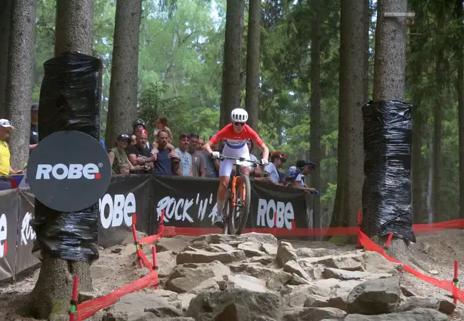 Femke Mossinkoff op de MTB in het rood-wit-blauw